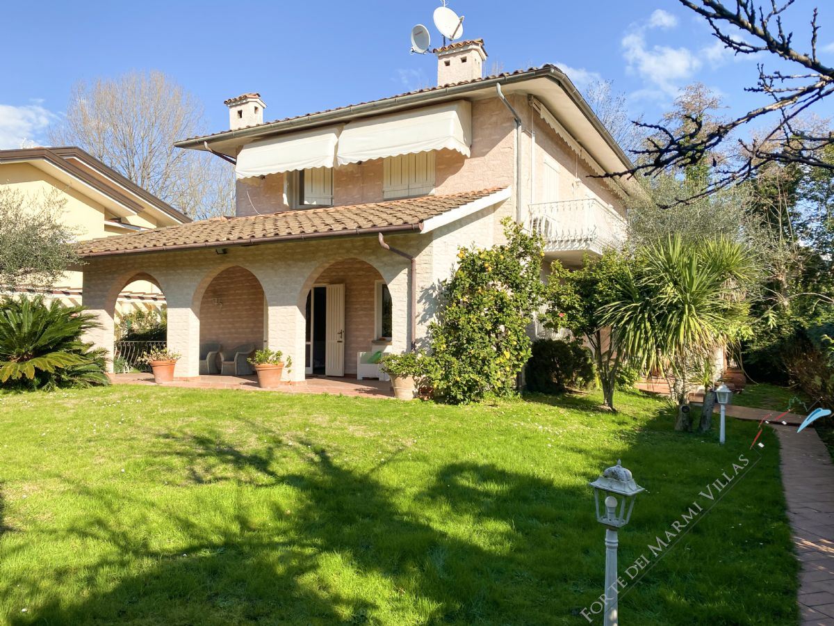 Villa Hibiscus detached villa to rent and for sale Forte dei Marmi