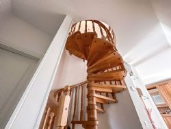 Villa Carmen : лестница с деревянным покрытием