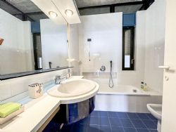Villa Fly : Bathroom with tube