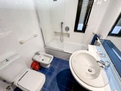 Villa Fly : Bathroom with tube