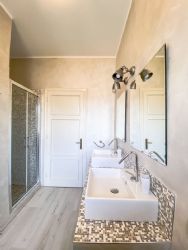 Villa Lora : Bathroom with shower