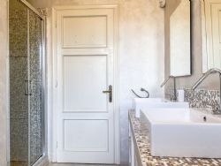 Villa Lora : Bathroom with shower