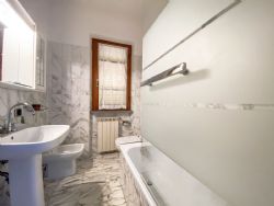 Villa Lora : Bathroom with tube