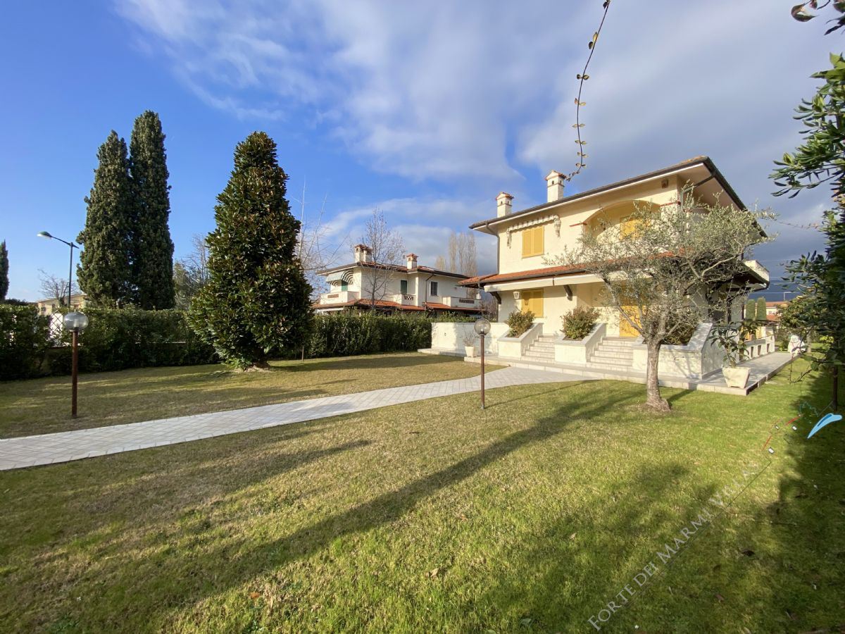 Villa Lora detached villa to rent and for sale Forte dei Marmi