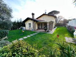 Villa degli Artisti : detached villa to rent and for sale  Pietrasanta