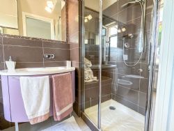 Appartamento Fashion : Bathroom with shower
