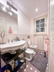 Appartamento Bijou : Bathroom with shower