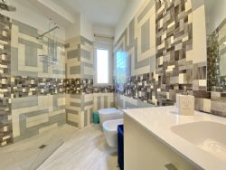 Villa Logos : Bathroom with shower