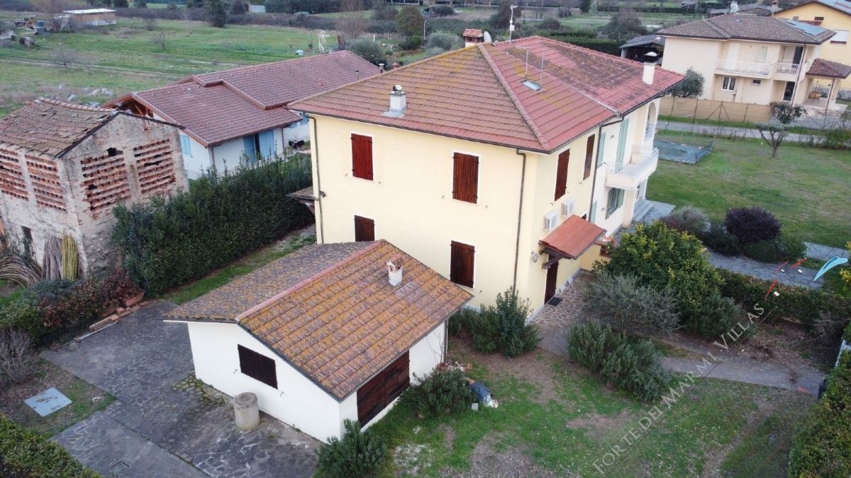 Bifamiliare dei Fabrizi semi detached villa to rent and for sale Camaiore