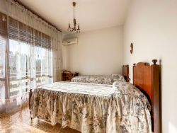 Villa dei Ronchi : спальня с двуспальной кроватью