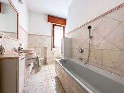Villa dei Ronchi : Ванная комната с ванной