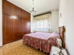 Villa dei Ronchi : спальня с двуспальной кроватью
