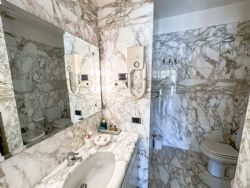 Attico Bellavista : Ванная комната с душем