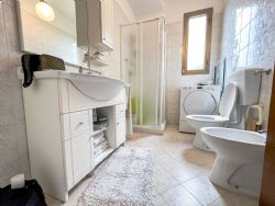 Villetta Danny : Ванная комната с душем