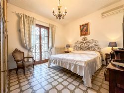 Villa Pineta : спальня с двуспальной кроватью