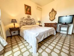 Villa Pineta : спальня с двуспальной кроватью