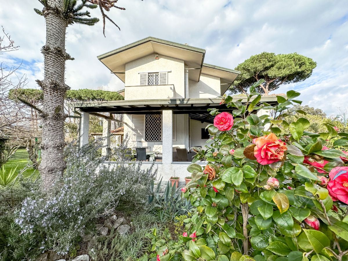 Villa Pineta detached villa to rent and for sale Forte dei Marmi