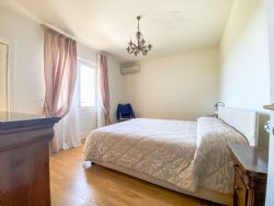 Villa Calacatta : спальня с двуспальной кроватью