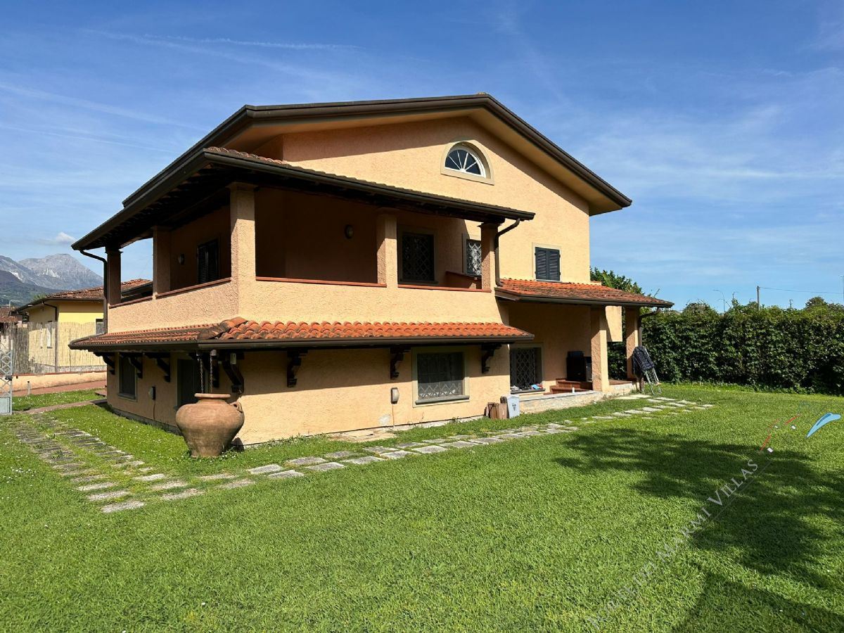 Villa Vert detached villa to rent Forte dei Marmi