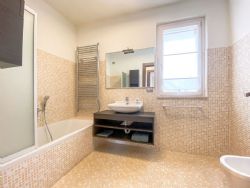 Villa Ylenia : Ванная комната с ванной