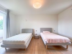 Villa Ylenia : спальня с двумя кроватями