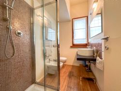 Villa Cream : Bathroom with shower