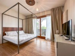 Villa Cream : спальня с двуспальной кроватью