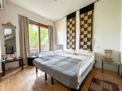 Villa Cream : спальня с двуспальной кроватью
