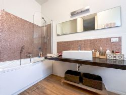 Villa Cream : Ванная комната с ванной