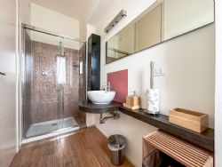 Villa Cream : Ванная комната с душем