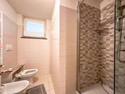 Villa Cream : Ванная комната с душем