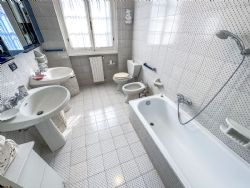 Villa Daisy : Ванная комната с ванной