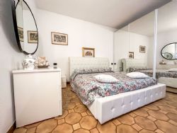 Villa Daisy : спальня с двуспальной кроватью