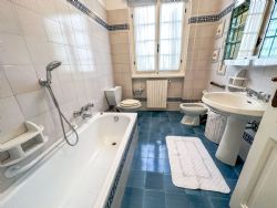 Villa Daisy : Ванная комната с ванной