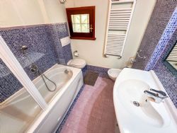 Appartamento Camelia : Bathroom with tube