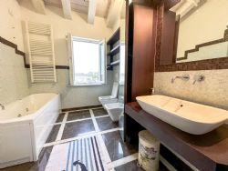 Appartamento Paradisiaco : Ванная комната с ванной