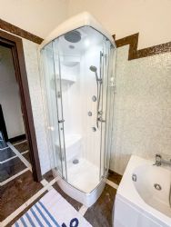 Appartamento Paradisiaco : Ванная комната с душем