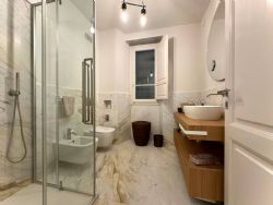 Villa Etere : Bathroom with shower