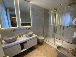 Appartamento Pinot Noir : Ванная комната с душем