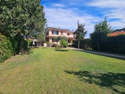 Villa Levante : Отдельная вилла Аренда и на продажу  Марина ди Пьетрасанта