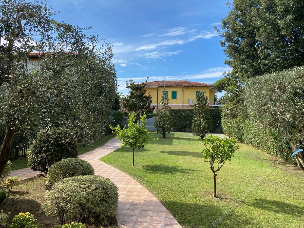 Villa Levante - Semi detached villa to Rent and for Sale Marina di Pietrasanta