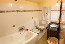 Villa Loren : Bathroom with tube