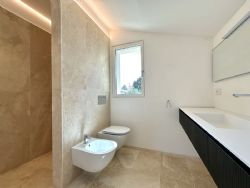 Villa Naomi : Ванная комната с душем