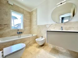 Villa Naomi : Ванная комната с ванной