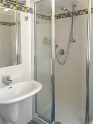 Villa Roccamare : Ванная комната с душем