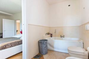 Villa Gucci : Bathroom with tube