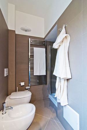 Appartamento Achille : Ванная комната с душем