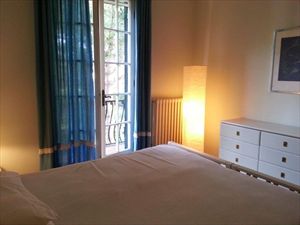 Villa degli Allori : спальня с двуспальной кроватью