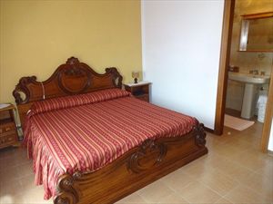 Villa Alfa  : спальня с двуспальной кроватью