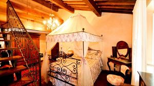 Villa Degli Aranci Lucca : спальня с двуспальной кроватью